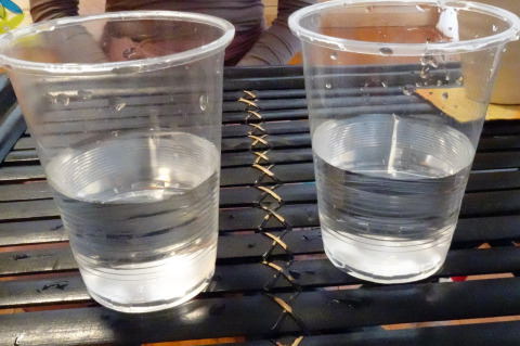 （左）水道水→（右）１分間レイキ後の水の色の変化！