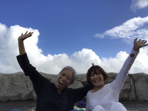 石垣島の青空の下。宇宙に愛を放ちます